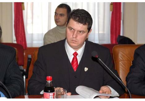 PRIMAR RATAT. Fost candidat la Primăria Tulca în 2008, Daniel Avrămuţ (foto) a ajuns doar consilier local. Acuzat că a cerut asociaţilor săi 200 de milioane ca sponsorizare la campanie, cu promisiunea că se va "revanşa" dacă iese primar, Avrămuţ neagă vehement. "Dacă spune cineva una ca asta, îl dau în judecată! Nimeni nu poate dovedi aşa ceva! Am pierdut alegerile tocmai pentru că n-am avut bani de campanie"